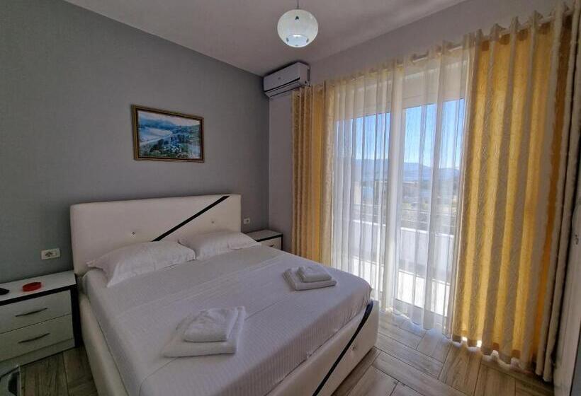 Cameră Deluxe, Artur