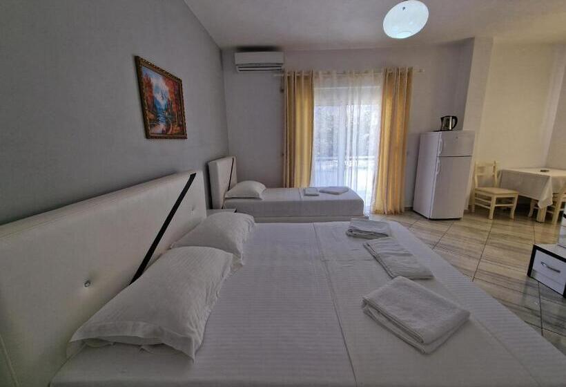 Cameră Triplă Standard cu Balcon, Artur