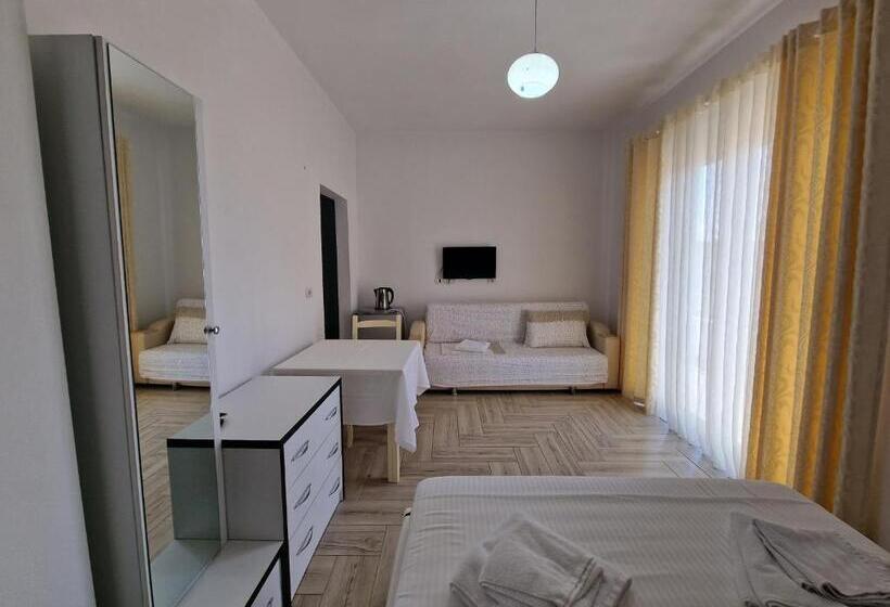 Cameră Triplă Standard cu Balcon, Artur