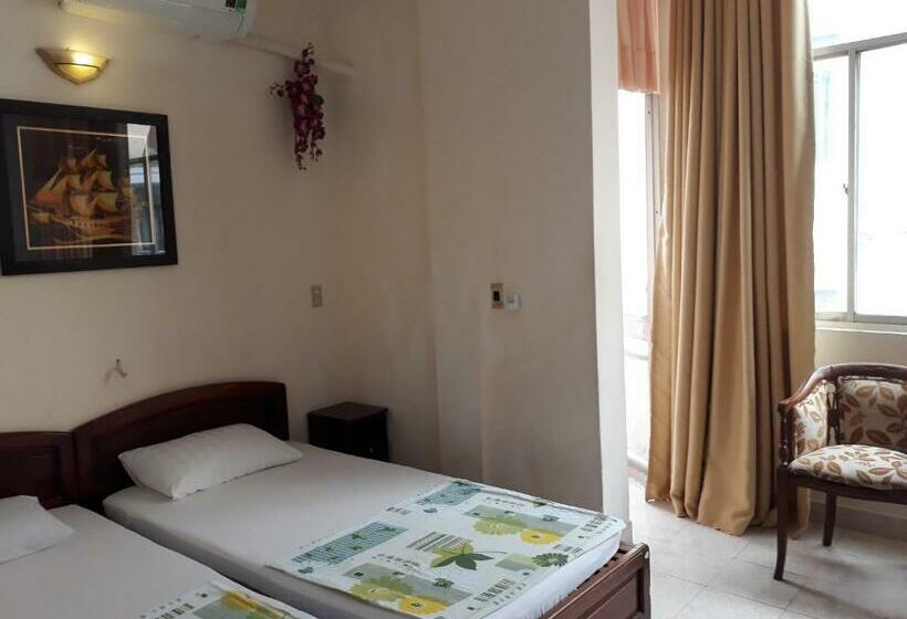 اتاق استاندارد با بالکن, Giang