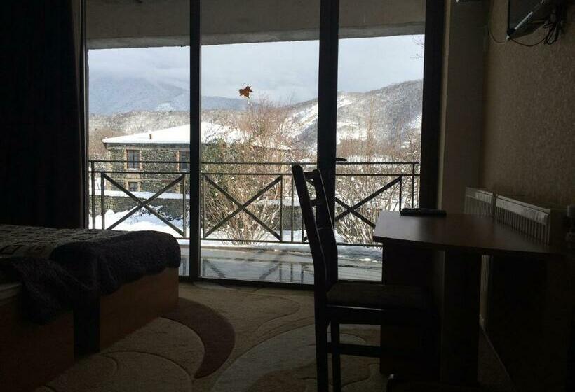 اتاق لوکس خانوادگی, Kavkasioni