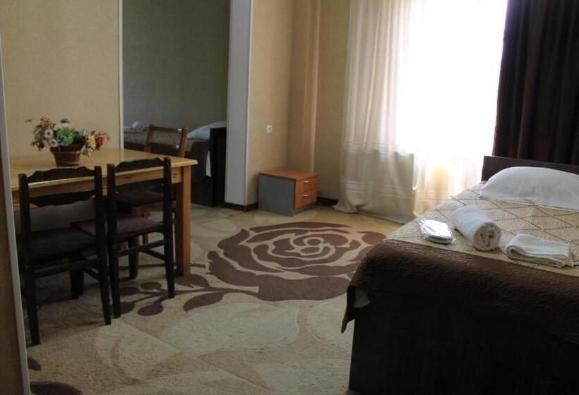 اتاق خانوادگی, Kavkasioni