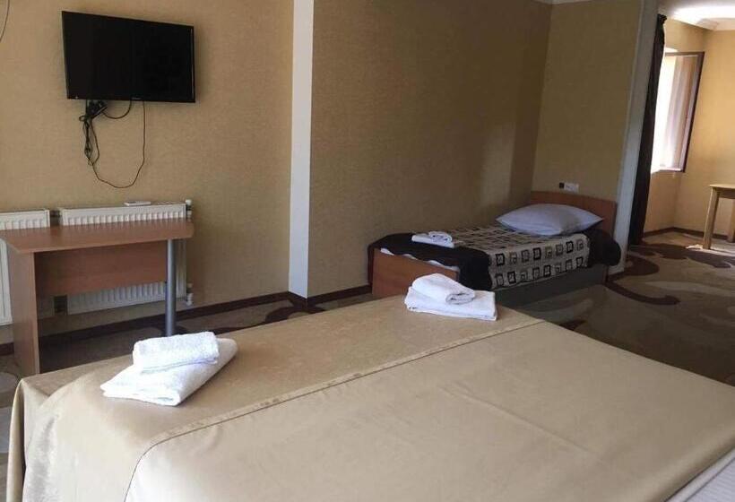 اتاق خانوادگی, Kavkasioni