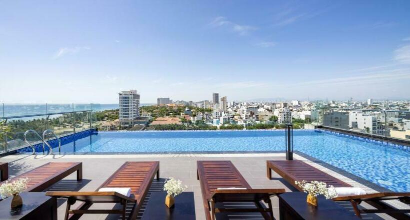اتاق استاندارد سه تخته با بالکن, Luxury Hotel Near Da Nang Beach   Charming Beauty