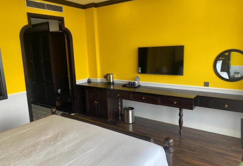 اتاق استاندارد با بالکن, Luxury Hotel Near Da Nang Beach   Charming Beauty