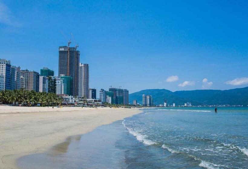 اتاق استاندارد سه تخته با بالکن, Luxury Hotel Near Da Nang Beach   Charming Beauty