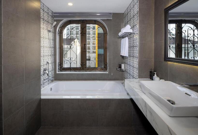 اتاق استاندارد سه تخته با بالکن, Luxury Hotel Near Da Nang Beach   Charming Beauty