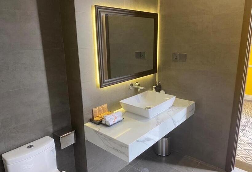 اتاق استاندارد سه تخته با بالکن, Luxury Hotel Near Da Nang Beach   Charming Beauty