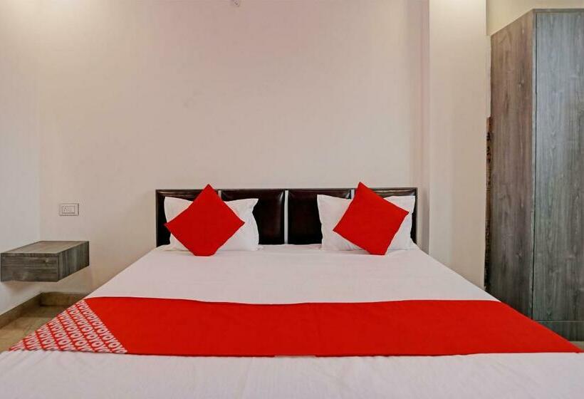 חדר קלאסי לשלושה, Oyo Flagship Royal Residency