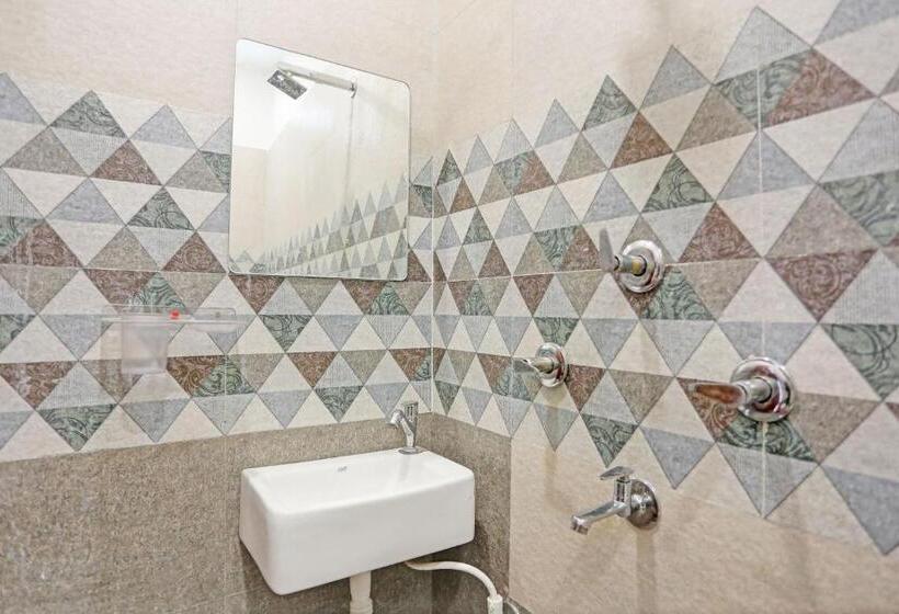 חדר קלאסי לשלושה, Oyo Flagship Royal Residency