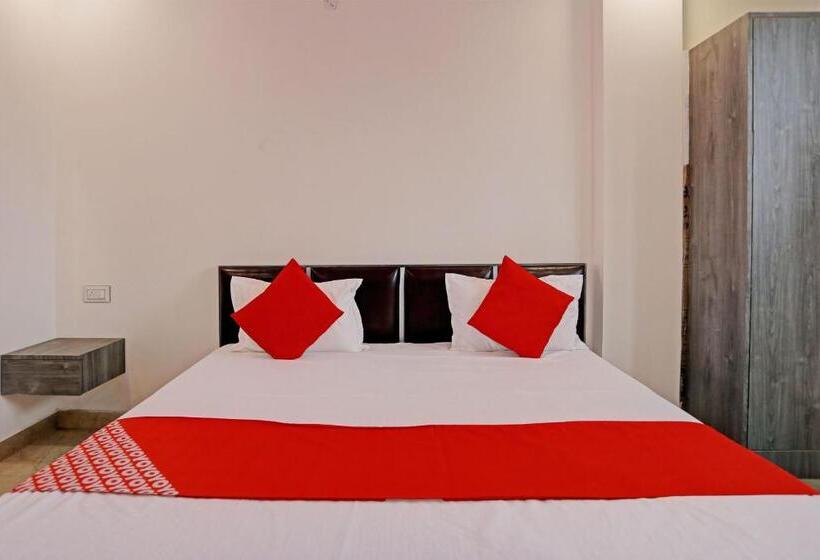 חדר קלאסי לשלושה, Oyo Flagship Royal Residency