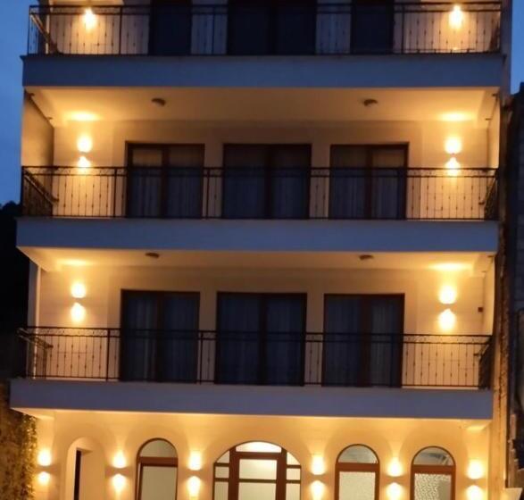 اتاق لوکس, Montemar