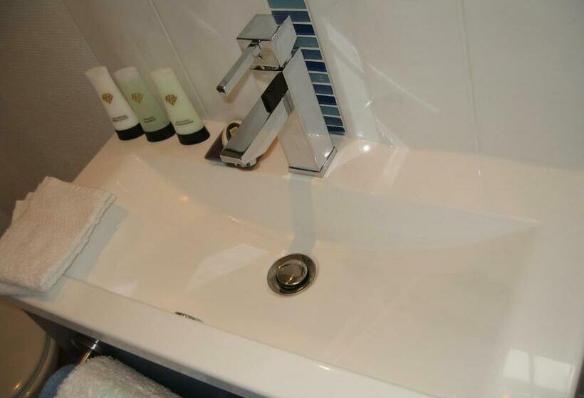 プールビュースタンダードルーム, La Cigale Sous L Olivier