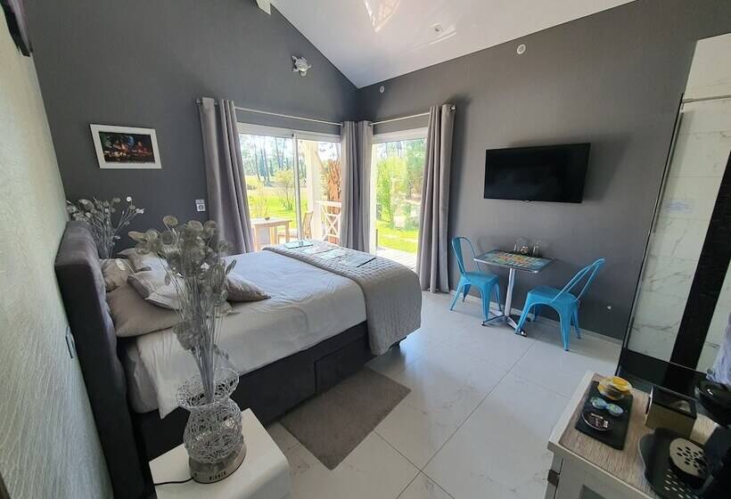 اتاق استاندارد با چشم‌انداز استخر, Villa Bora Bora