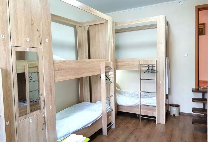 تختخواب در اتاق مشترک, Hostel Nomad 4x4