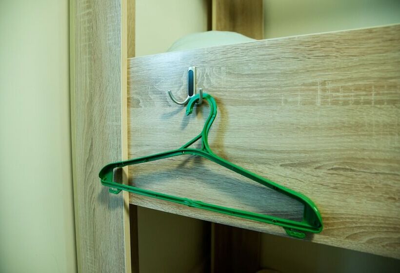 تختخواب در اتاق مشترک, Hostel Nomad 4x4