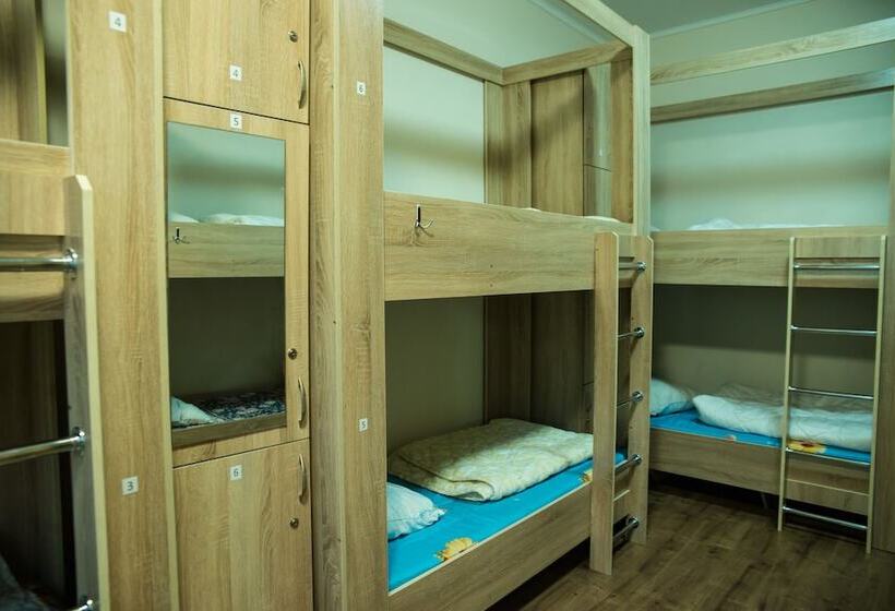 تختخواب در اتاق مشترک, Hostel Nomad 4x4