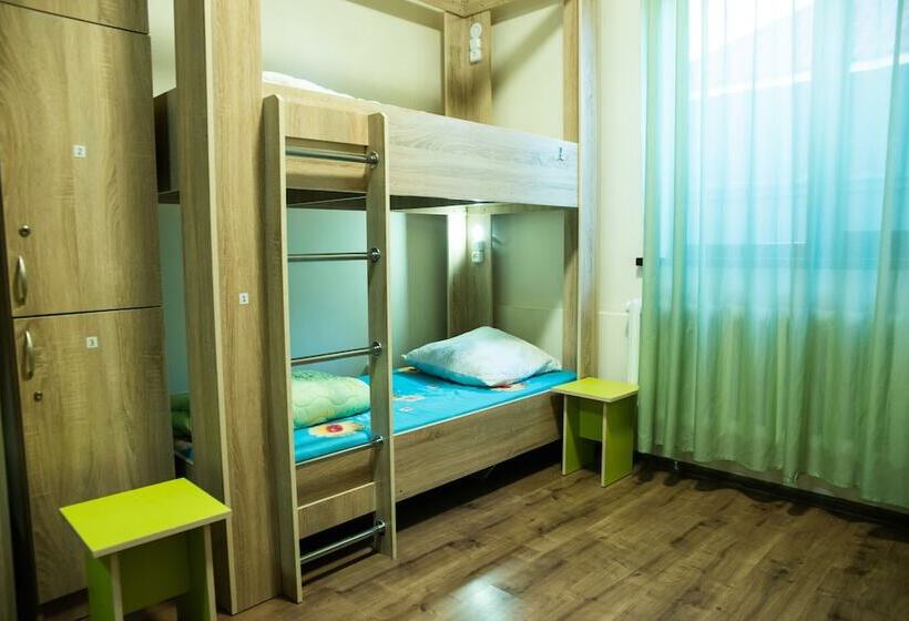 تختخواب در اتاق مشترک, Hostel Nomad 4x4