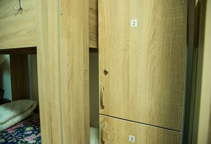 تختخواب در اتاق مشترک, Hostel Nomad 4x4