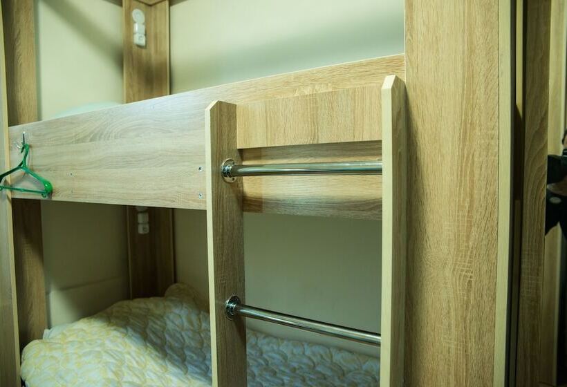 تختخواب در اتاق مشترک, Hostel Nomad 4x4