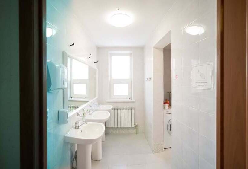 تختخواب در اتاق مشترک, Hostel Nomad 4x4