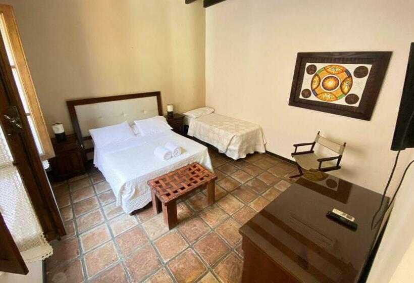 标准三人间, Plaza Cafayate