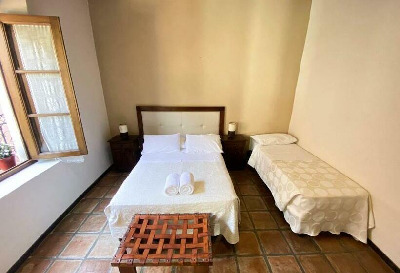 标准三人间, Plaza Cafayate