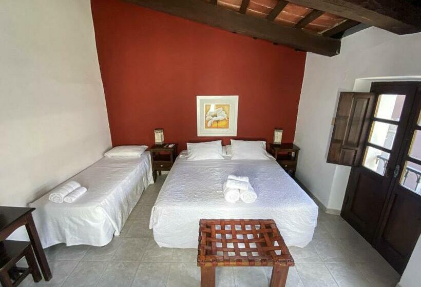 标准三人间, Plaza Cafayate