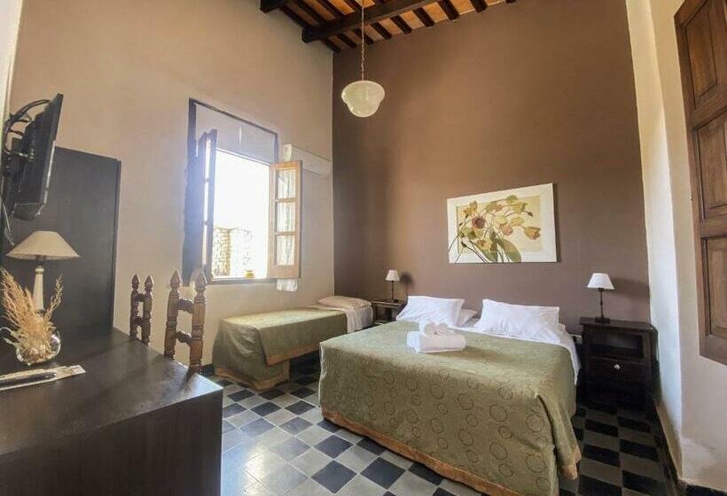 标准三人间, Plaza Cafayate