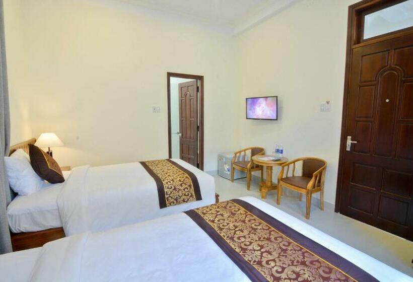 اتاق لوکس با چشم‌انداز شهر, Redrose Villa