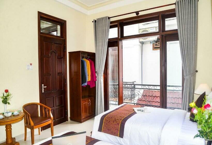 اتاق لوکس با چشم‌انداز شهر, Redrose Villa