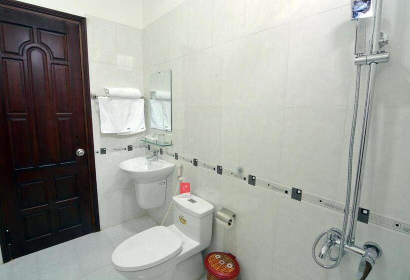 اتاق لوکس با چشم‌انداز شهر, Redrose Villa