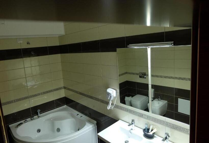 수피리어 룸, Rozafa