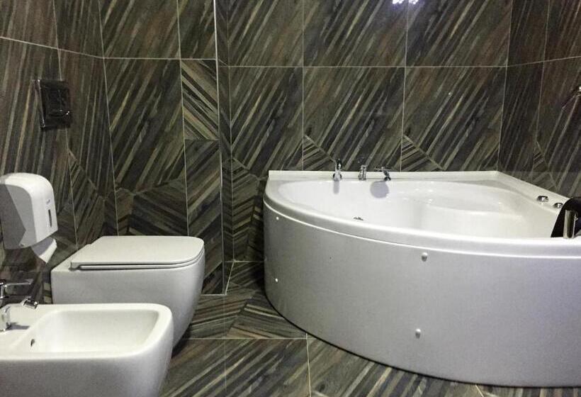 수피리어 룸, Rozafa