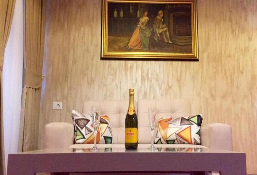 수피리어 룸, Rozafa