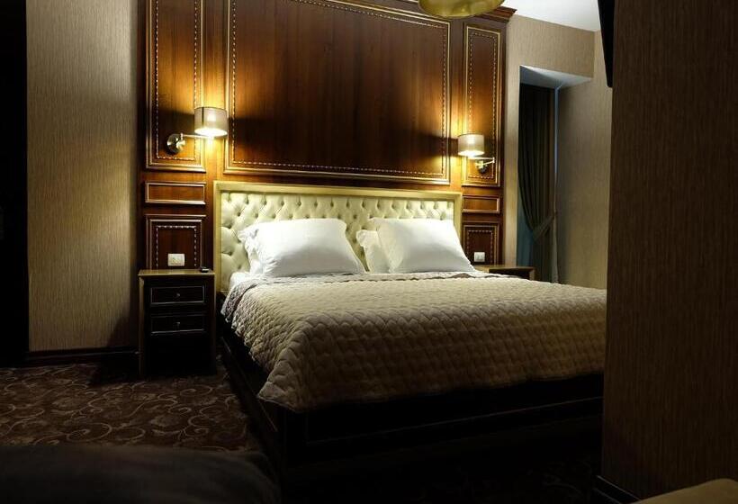 수피리어 룸, Rozafa