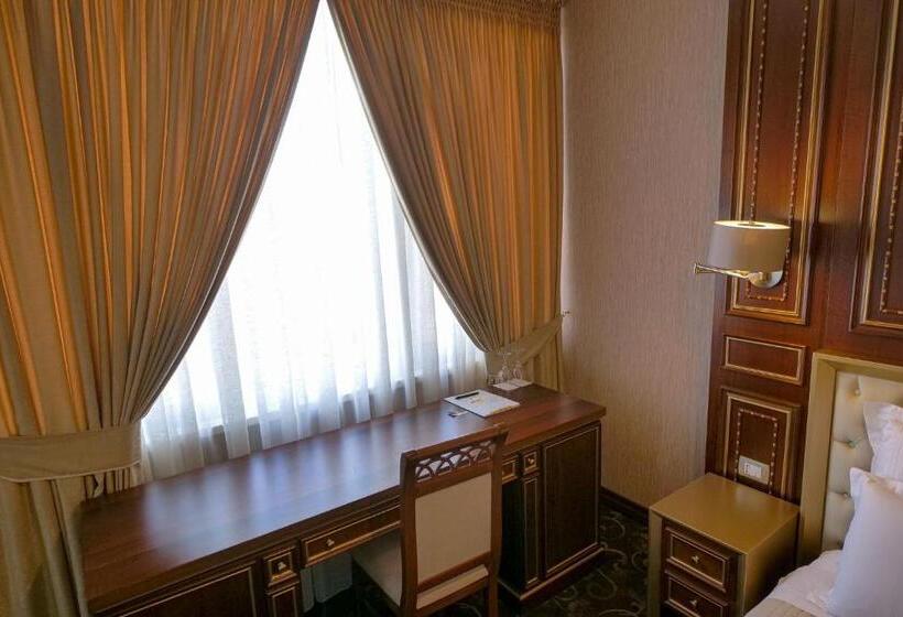 수피리어 룸, Rozafa