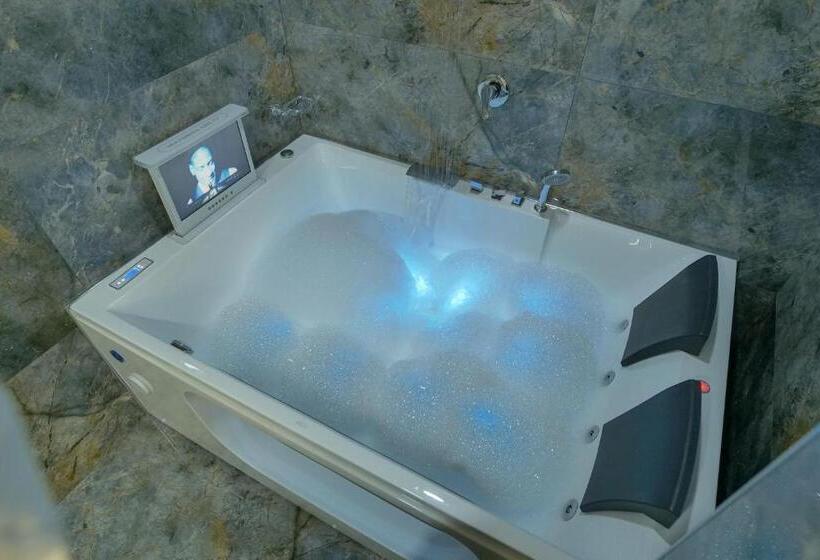 주니어 스위트 발코니, Rozafa