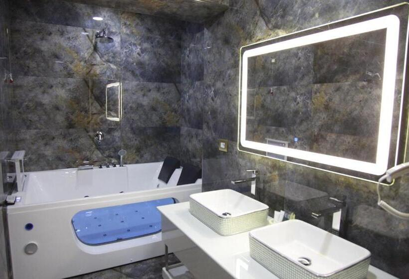 주니어 스위트 발코니, Rozafa