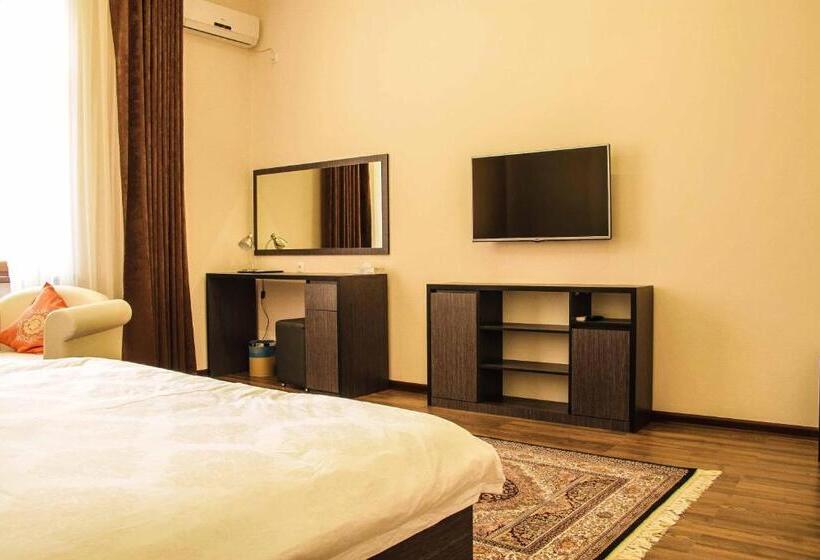 سوئیت با تخت بزرگ, Vatan