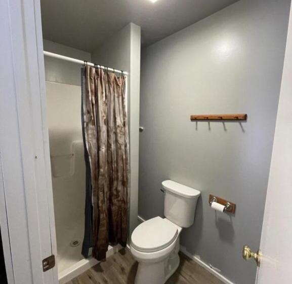 كوخ قياسي, Bear Necessities Alaska