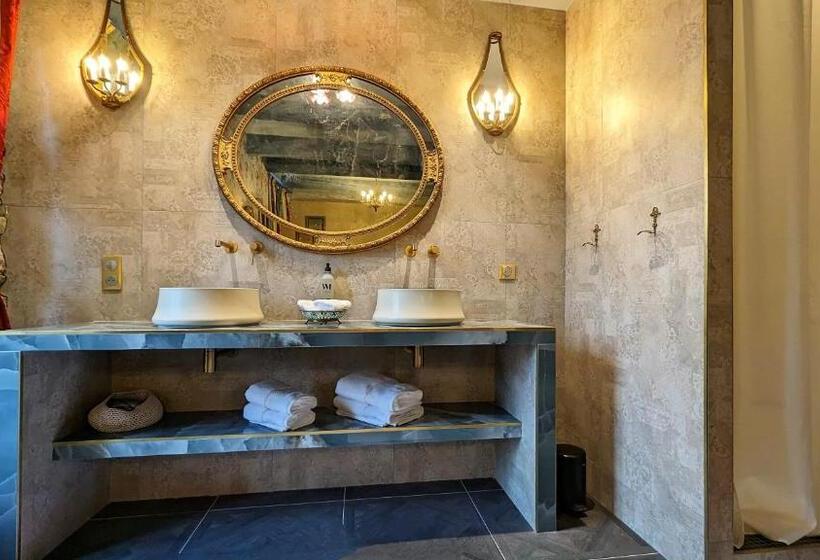 جناح ديلوكس, La Galante