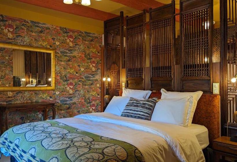 جناح ديلوكس, La Galante