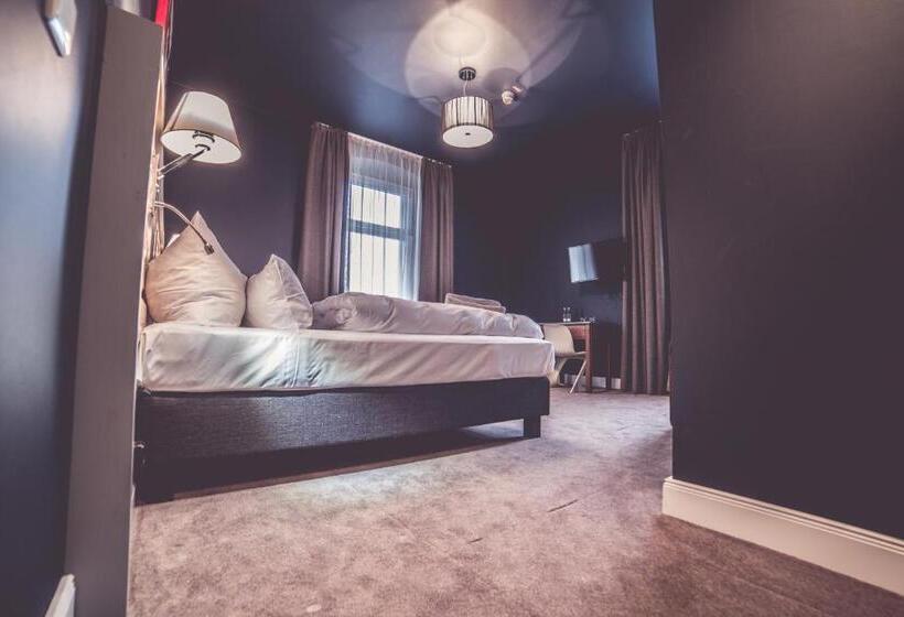 三人经典房间, Luis