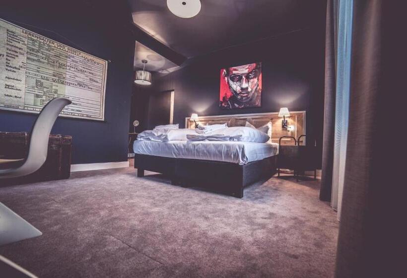 三人经典房间, Luis