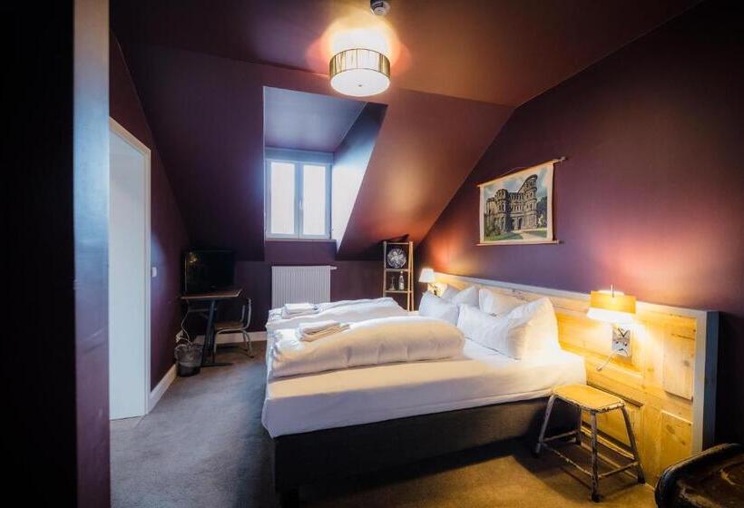 三人经典房间, Luis