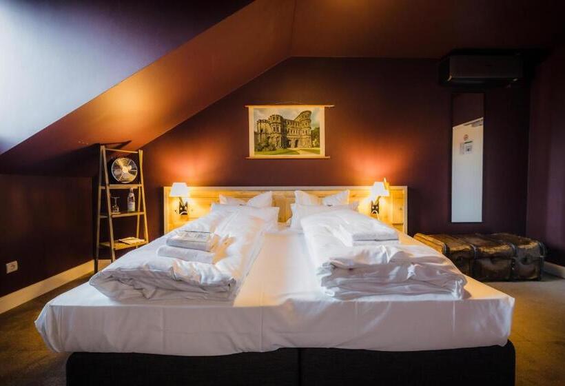 三人经典房间, Luis