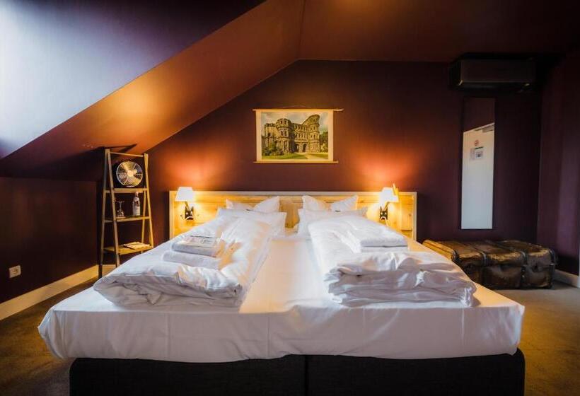 三人经典房间, Luis