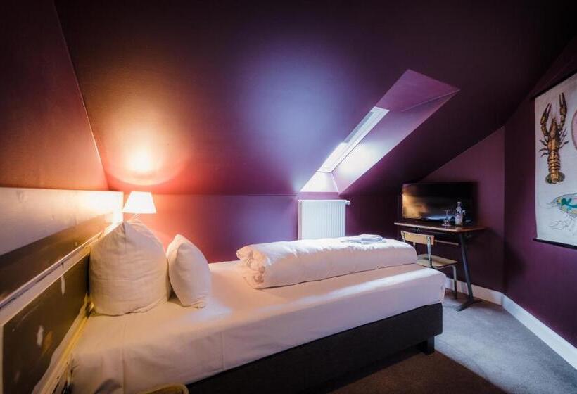 三人经典房间, Luis