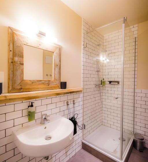 三人经典房间, Luis